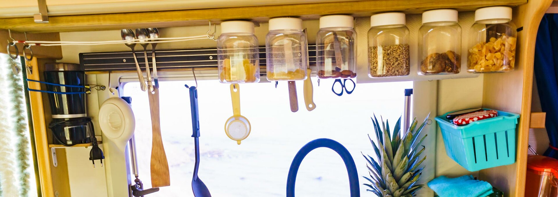 © Kochgeschichten - Kochen im Campervan © Voyagerix - stock.adobe.com
