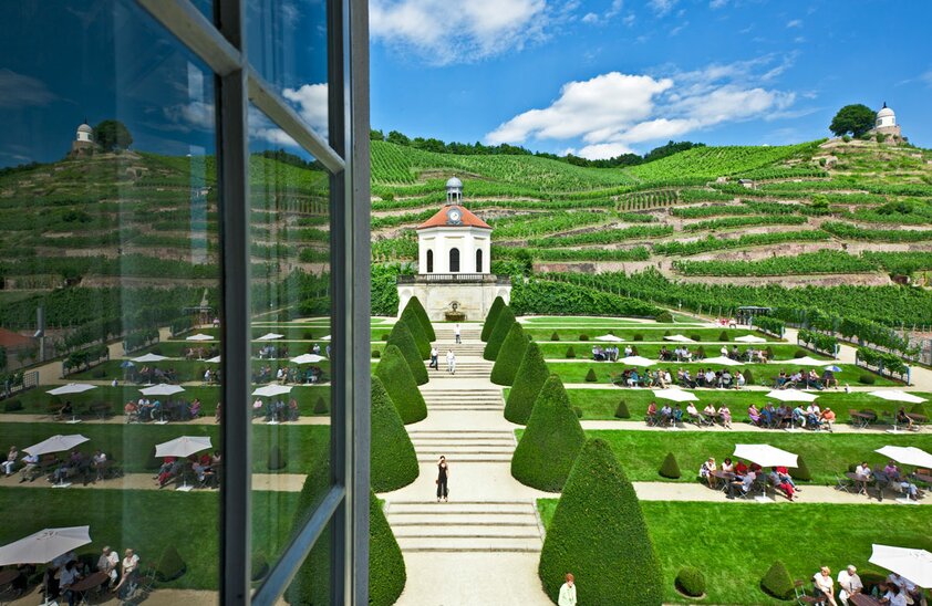 © Das Erlebnisweingut im sächsischen Radebeul bietet jeden Tag ausgewählte Genussmomente für alle Sinne. Foto: djd/Schloss Wackerbarth/Oliver Killig