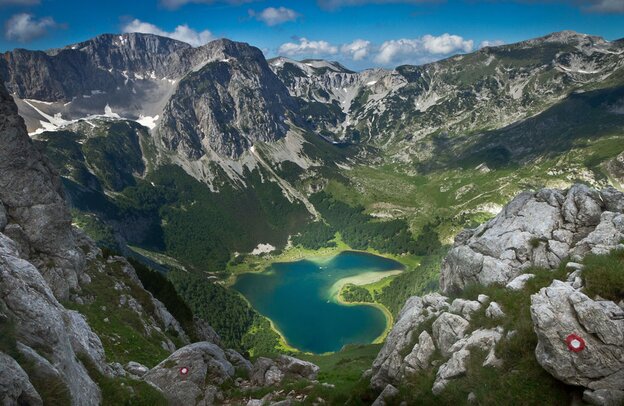 Montenegro, das "Land der schwarzen Berge", ist ein in landschaftlicher und kulinarischer Hinsicht vielseitiges Urlaubsziel. | © Foto: djd/NTO – Montenegro/Nebojša Atanackovic
