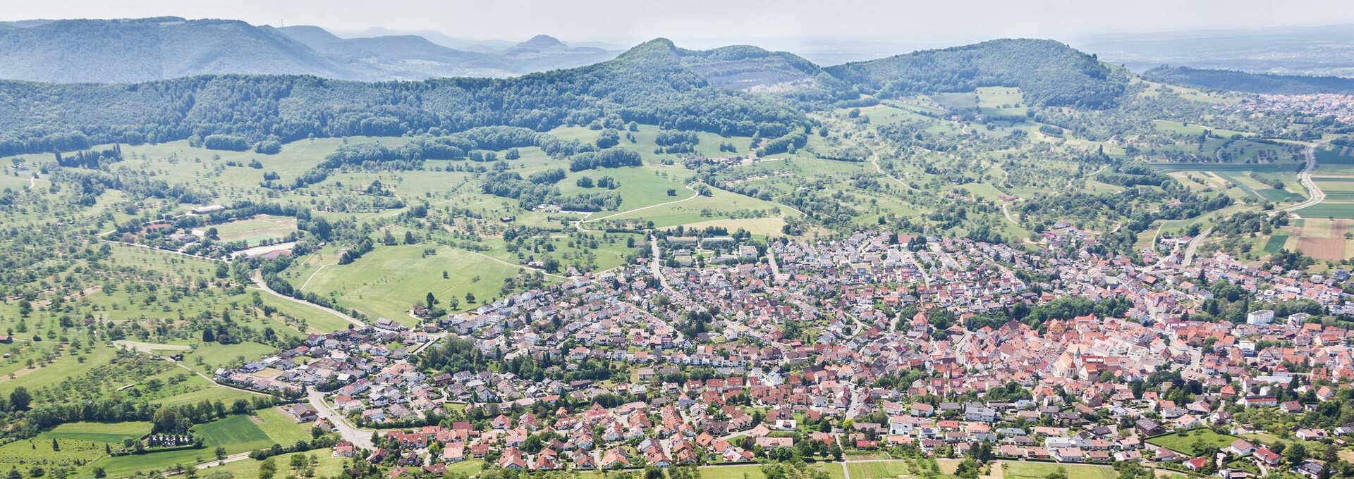 Weinberge, Streuobstwiesen und Wacholderheiden gehören zur alten Kulturlandschaft der Schwäbischen Alb. | © Foto: djd/hochgehberge/Angela Hammer Weinberge, Streuobstwiesen und Wacholderheiden gehören zur alten Kulturlandschaft der Schwäbischen Alb. | © Foto: djd/hochgehberge/Angela Hammer