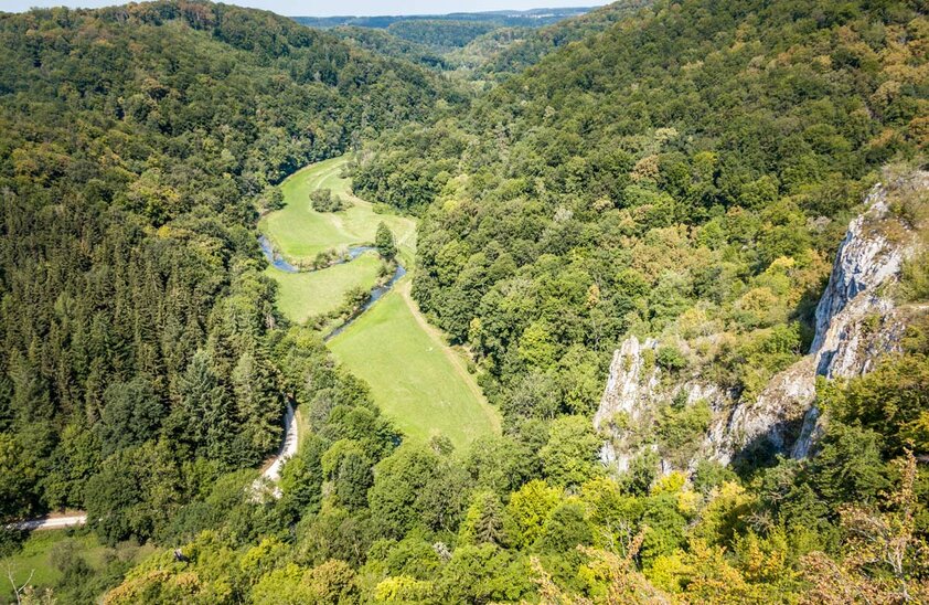 Von der ehemaligen Burg Wartstein eröffnet sich ein prächtiger Blick in das verwunschene Lautertal. | © Foto: djd/hochgehberge/Angela Hammer