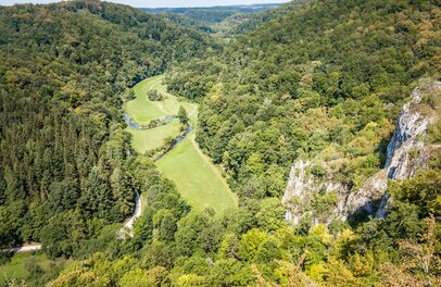 Von der ehemaligen Burg Wartstein eröffnet sich ein prächtiger Blick in das verwunschene Lautertal. | © Foto: djd/hochgehberge/Angela Hammer