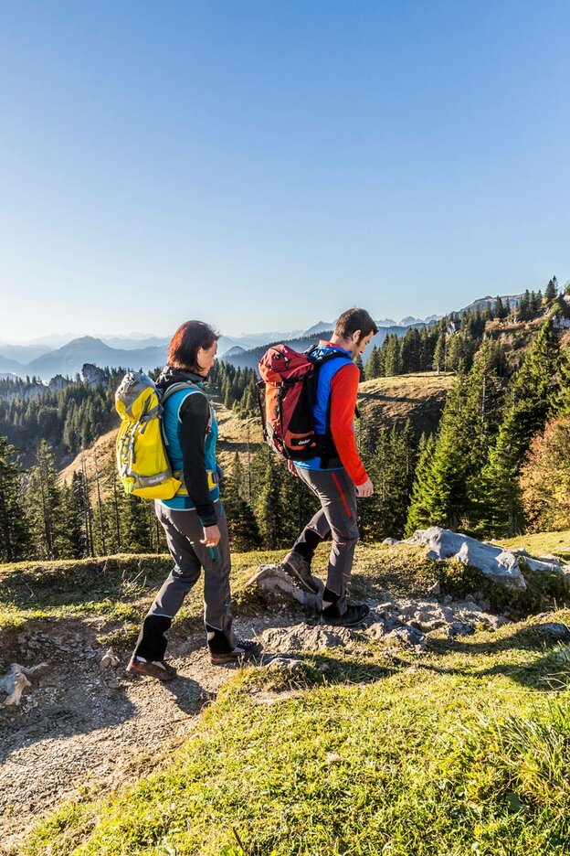 Entspanntes Wandern im Chiemsee-Alpenland – ob bei Gipfeltouren in den Bayerischen Alpen oder auf Themenwegen im Voralpenland. | © Foto: djd/Chiemsee-Alpenland Tourismus/Thomas Kujat