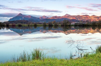 Großes Naturkino: Berg- und Seenlandschaften, wie hier im Inntal, sind bei Aktivurlaubern und Erholungssuchenden gleichermaßen beliebt. | © Foto: djd/Chiemsee-Alpenland Tourismus/J. Hoffrichter
