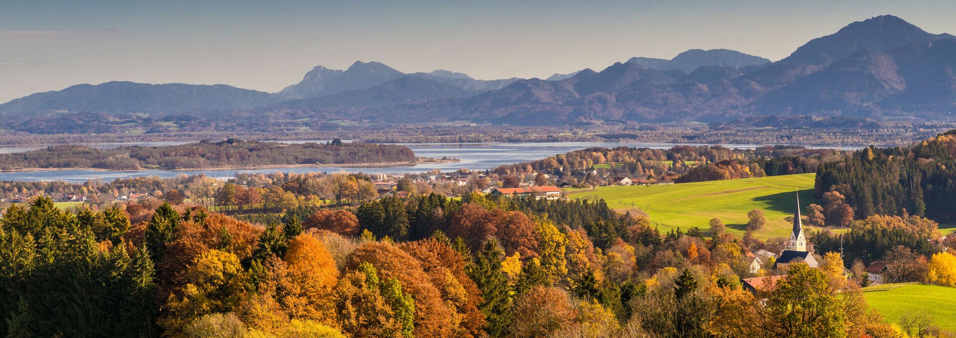 Wandern Chiemsee - Blick von Ratzinger Höhe | © Foto: djd/Chiemsee-Alpenland Tourismus/Rainer Nitzsche Wandern Chiemsee - Blick von Ratzinger Höhe | © Foto: djd/Chiemsee-Alpenland Tourismus/Rainer Nitzsche