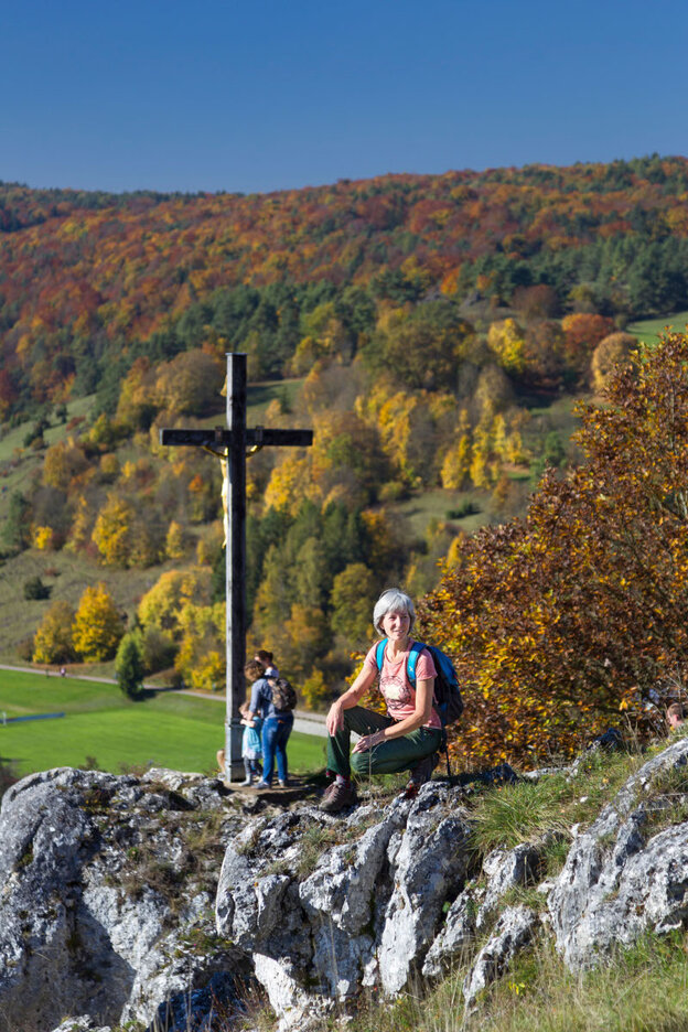 Jurasteig: aussichtsreiche Anhöhen, schroffe Felsen, enge Flusstäler und viel Natur.  Jurasteig: aussichtsreiche Anhöhen, schroffe Felsen, enge Flusstäler und viel Natur. | © Foto: djd/Tourismusverband Ostbayern/Stefan Gruber