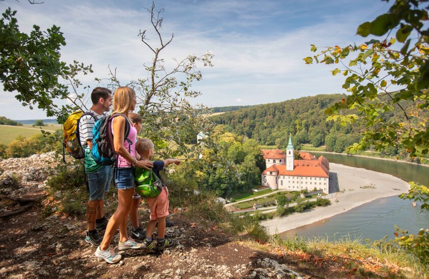 Das Benediktinerkloster Weltenburg am Donaudurchbruch ist eines von vielen Highlights auf dem Jurasteig. | © Foto: djd/Tourismusverband Ostbayern/Stefan Gruber