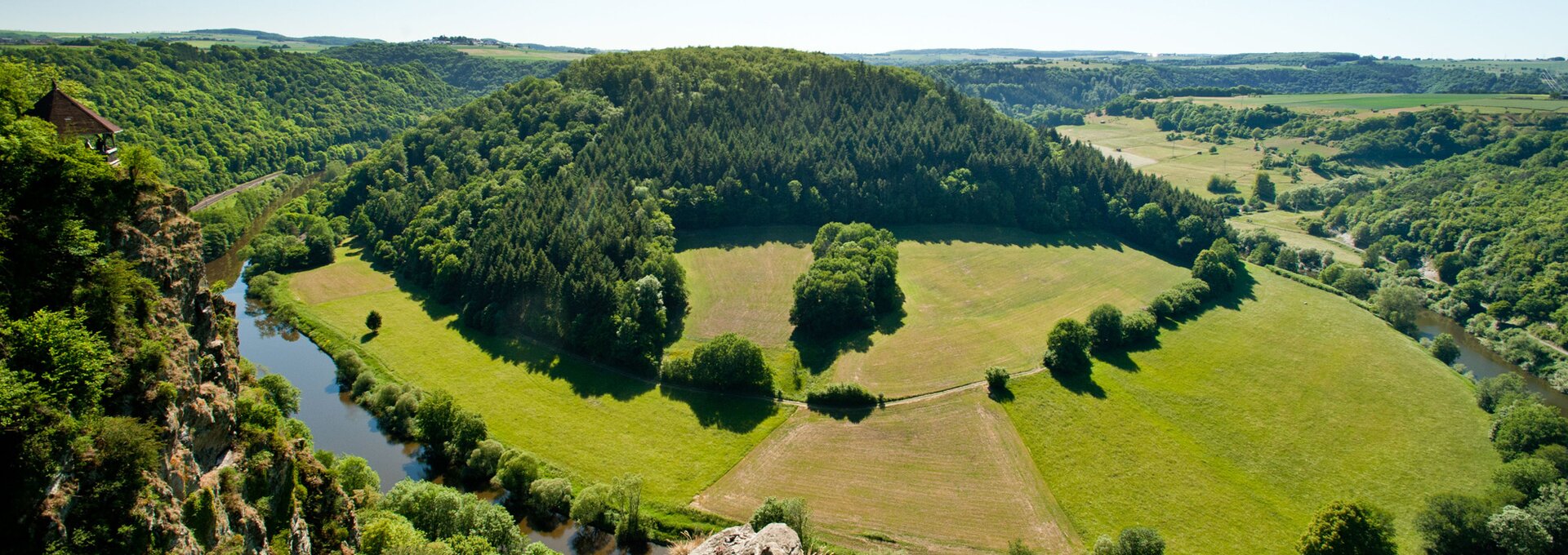 Der Ausblick vom Gabelstein über die Lahnschleife ist atemberaubend. Eine Wanderhütte dort lädt zum Picknick ein. | © Foto: djd/Touristik Bad Ems-Nassau/Dominik Ketz Gabelstein | © Foto: djd/Touristik Bad Ems-Nassau/Dominik Ketz