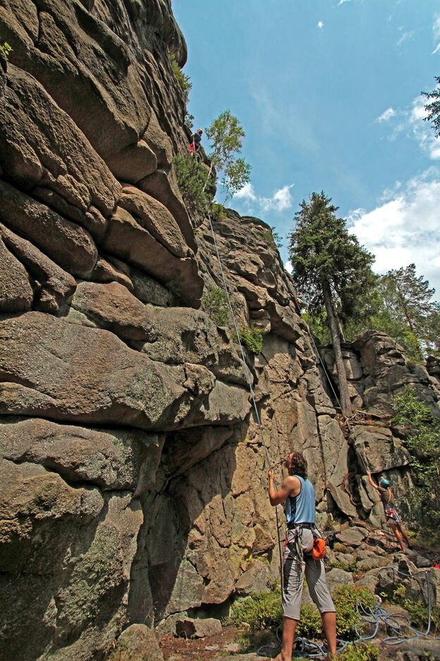 © Die steilen Granitfelsen im Steinwald sind bei Kletterern beliebt. Foto: djd/Zweckverband Steinwald-Allianz/Bernhard Eckstein