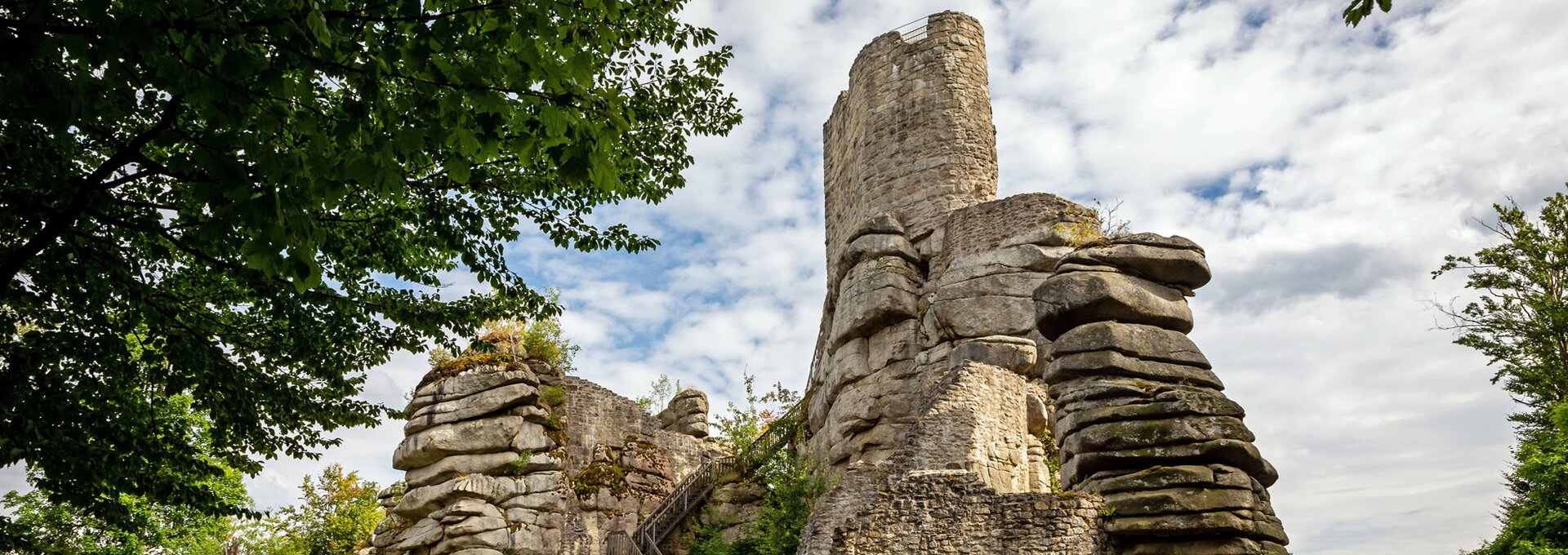 © Die Burgruine Weißenstein ist eine spektakuläre Felsenburg und gehörte zu den bedeutendsten Burganlagen in Ostbayern. Foto: djd/Zweckverband Steinwald-Allianz/Georg Neumann © Die Burgruine Weißenstein ist eine spektakuläre Felsenburg und gehörte zu den bedeutendsten Burganlagen in Ostbayern. Foto: djd/Zweckverband Steinwald-Allianz/Georg Neumann