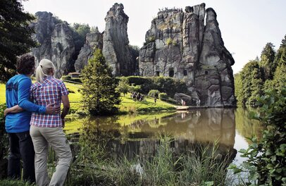 Naturdenkmal im Teutoburger Wald: Die Blaubeerroute in Horn-Bad Meinberg führt Wanderer zu den mystischen Externsteinen.  | © Foto: djd/Teutoburger Wald Tourismus/Rolf Lang