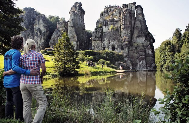 Naturdenkmal im Teutoburger Wald: Die Blaubeerroute in Horn-Bad Meinberg führt Wanderer zu den mystischen Externsteinen.  | © Foto: djd/Teutoburger Wald Tourismus/Rolf Lang