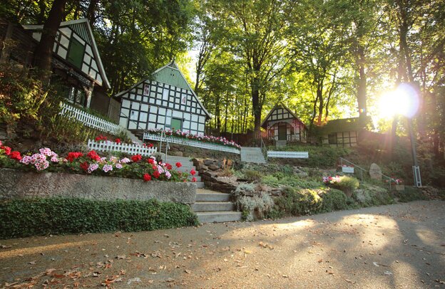 Auf der Freilichtbühne Kahle Wart finden im Sommer vor spektakulärer Naturkulisse Theateraufführungen statt. | © Foto: djd/Teutoburger Wald Tourismus/Kreis Minden-Lübbecke