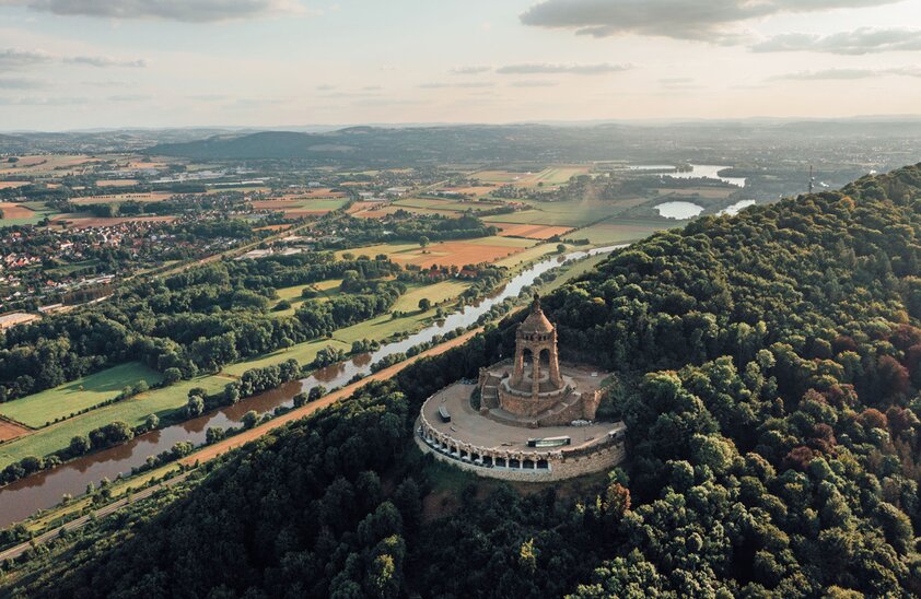 Das Kaiser-Wilhelm-Denkmal thront als zweithöchstes Denkmal Deutschlands 268 Meter hoch auf dem Wittekindsberg in Porta Westfalica | © Foto: djd/Teutoburger Wald Tourismus/Leo Thomas