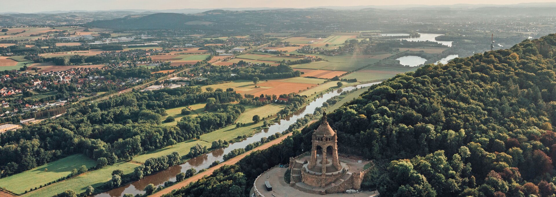 Das Kaiser-Wilhelm-Denkmal thront als zweithöchstes Denkmal Deutschlands 268 Meter hoch auf dem Wittekindsberg in Porta Westfalica. Das Kaiser-Wilhelm-Denkmal thront als zweithöchstes Denkmal Deutschlands 268 Meter hoch auf dem Wittekindsberg in Porta Westfalica. | © Foto: djd/Teutoburger Wald Tourismus/Leo Thomas Das Kaiser-Wilhelm-Denkmal thront als zweithöchstes Denkmal Deutschlands 268 Meter hoch auf dem Wittekindsberg in Porta Westfalica. Das Kaiser-Wilhelm-Denkmal thront als zweithöchstes Denkmal Deutschlands 268 Meter hoch auf dem Wittekindsberg in Porta Westfalica. | © Foto: djd/Teutoburger Wald Tourismus/Leo Thomas