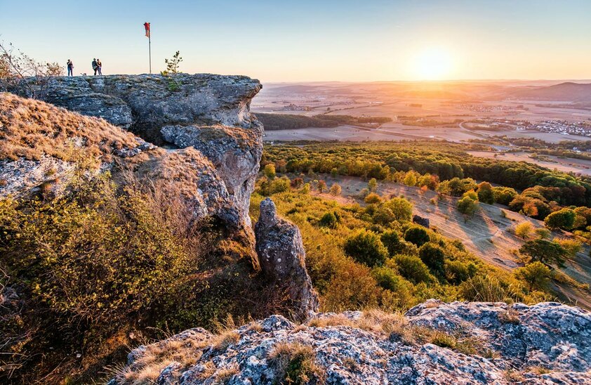 Spektakuläre Ausblicke liefert der Staffelberg, der "Berg der Franken". | © Foto: djd/Tourismusregion Obermain•Jura/Frank Schneider