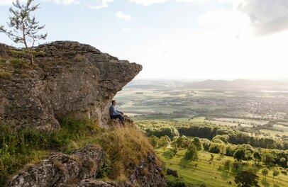 Der Staffelberg, einer der drei "Heiligen Berge der Franken“, ist das Wahrzeichen der Tourismusregion Obermain•Jura. | © Foto: djd/Tourismusregion Obermain•Jura/Casanova