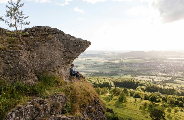 Der Staffelberg, einer der drei "Heiligen Berge der Franken“, ist das Wahrzeichen der Tourismusregion Obermain•Jura. | © Foto: djd/Tourismusregion Obermain•Jura/Casanova