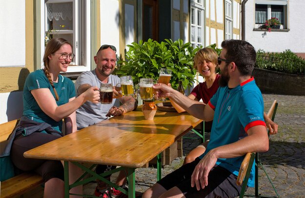 Oberfranken ist eine Biergegend. Wer in der Tourismusregion Obermain•Jura unterwegs ist, sollte sich den urigen Genuss nicht entgehen lassen. | © Foto: djd/Tourismusregion Obermain•Jura/Angela Francisca Endress
