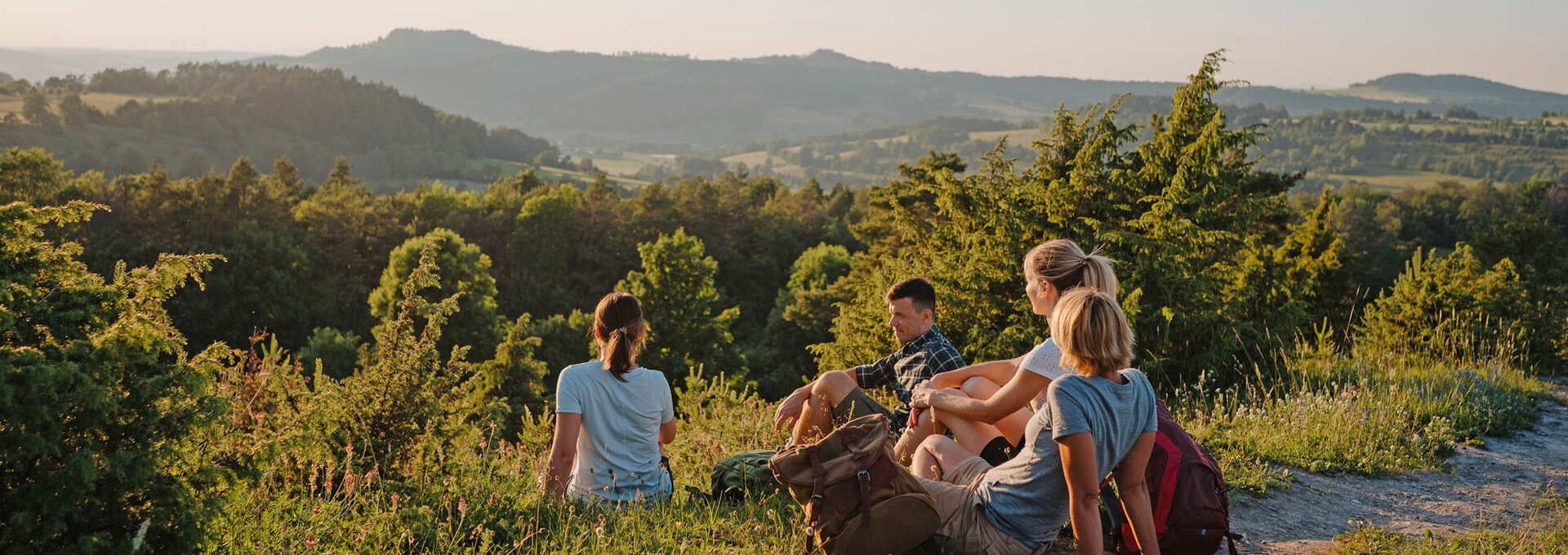 Unterwegs auf einem der acht Keltenwege: Rast mit Blick auf den Staffelberg.  | © Foto:djd/Tourismusregion Obermain•Jura/Jana Margarete Schuler