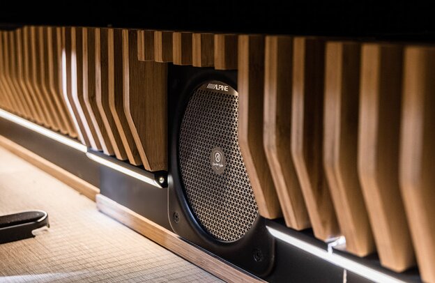 Alpine Adventure Audio In-Cabin Subwoofer SWC-D84L installiert | © ALPS ALPINE Europe GmbH