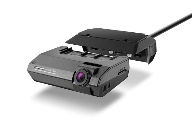 Reisemobil-Dashcam DVR-F790 mit Dash Dock | © Alps Alpine Europe GmbH