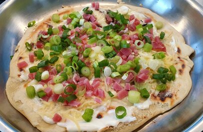 © Flammkuchen mit Speck und Frühlingszwiebeln, Foto: S. Eilenlehner