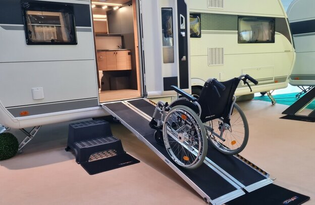 Von Caravan Brecht aus Heilbronn behindertengerecht umgebauter Hobby Maxia auf der CMT 2024 in Stuttgart. | © Foto: Autoren-Union Mobilität/Michael Kirchberger