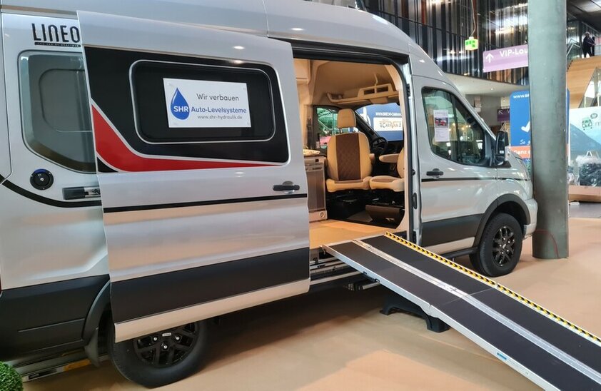 Von Caravan Brecht aus Heilbronn behindertengerecht umgebauter Camper auf der CMT 2024 in Stuttgart. | © Foto: Autoren-Union Mobilität/Michael Kirchberger