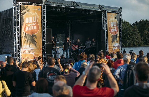 Bulli Summer Festival Auesee - Summerstage | © Foto: Phil Schreyer