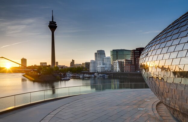 Düsseldorf, Abendstimmung im Medienhafen | © Foto: Messe Düsseldorf / ctillmann