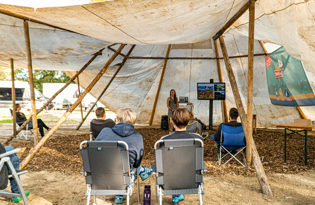 Vortrag im Tipi | © Foto: Markus Ritter