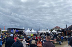 Surf-Festival Fehmarn 2021 Hauptbühne | © Foto: Alpine