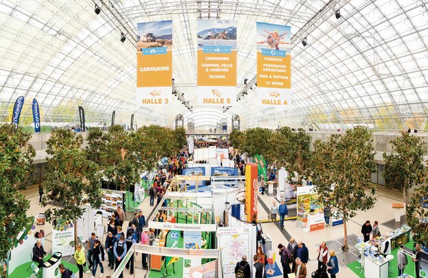 In der Glashalle gehen Besucher auf Genussreise | © Foto: Landesmesse Stuttgart GmbH
