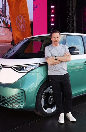Ewan McGregor VW-Bus-Festival 2023 in Hannover | © Schauspieler Ewan McGregor präsentiert als Europapremiere den ID Buzz mit langem Radstand. Foto: Autoren-Union Mobilität/Volkswagen