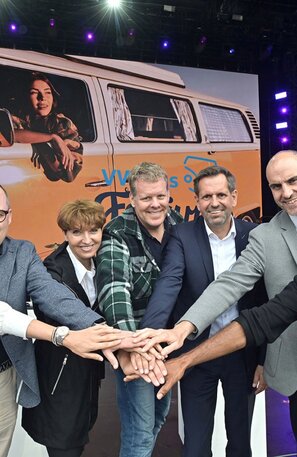 VW-Bus-Festival 2023 in Hannover | © Eröffneten das VW-Bus-Festival 2023 in Hannover (von links): Moderatorin Miriam Höller, Vertrieb- und Marketingvorstand Lars Krause, Vorständin Astrid Fontaine, Vorstandsvorsitzender Carsten Intra, Niedersachsens Wirtschaftsminister Olaf Lies, Oberbürgermeister Belit Onay und Moderator Chris Brow. Foto: Autoren-Union Mobilität/Volkswagen