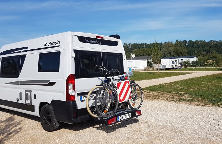 Campingvan mit Fahrradträger auf der Anhängerkupplung. | © Photo: Autoren-Union Mobilität/Michael Kirchberger