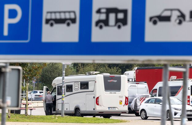 Beschilderung des Parkplatzes für Campingfahrzeuge an einer Rastanlage. | © Foto: Autoren-Union Mobilität/ADAC