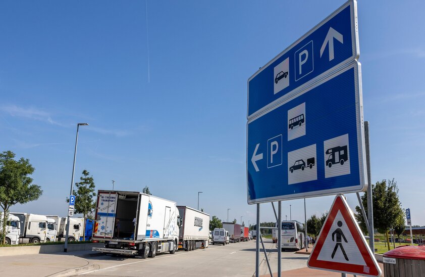   Rastanlage: Lastwagen stehen auf den Parkplätzen für Campingfahrzeuge. | © Foto: Autoren-Union Mobilität/ADAC