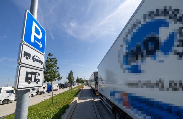Parkplatzmangel an deutschen Autobahnen: Lkw nutzen die für Campingfahrzeuge und Pkw-Gespanne vorgesehnen Stellflächen. | © Foto: Autoren-Union Mobilität/ADAC