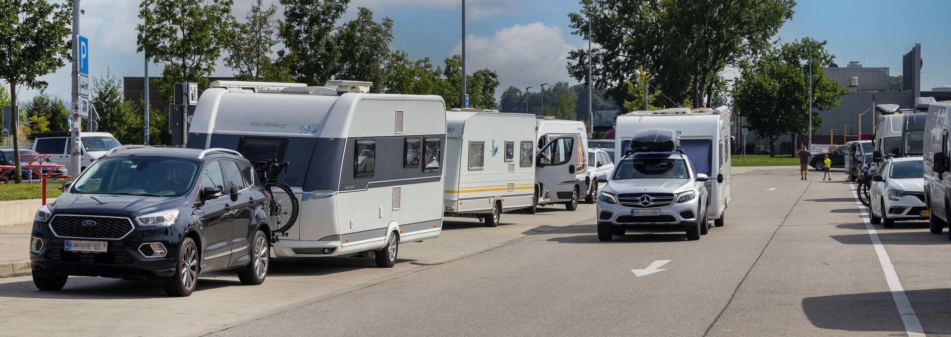 Rastanlage: Wohnwagen und Wohnmobile benötigen mehr Platz zum Parken. | © Foto: Autoren-Union Mobilität/ADAC/Theo Klein