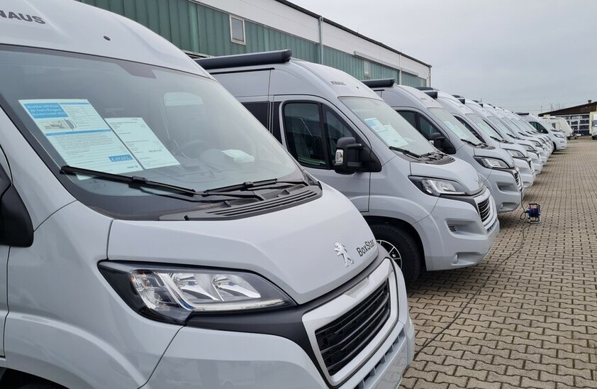 Wohnmobile auf dem Hof eines Händlers. | © Photo: Autoren-Union Mobilität/Michael Kirchberger