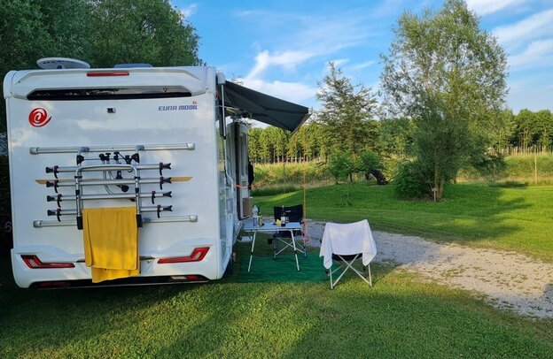 Reisemobile auf dem Campingplatz im Friaul. | © Foto: Auto-Medienportal.Net/Michael Kirchberger