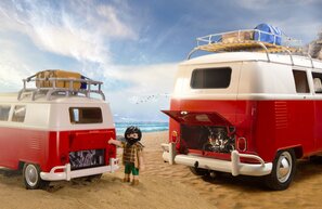 VW T1 Camping Bus von Playmobil und das Original-Vorbild. | © Foto: Auto-Medienportal.Net/Volkswagen