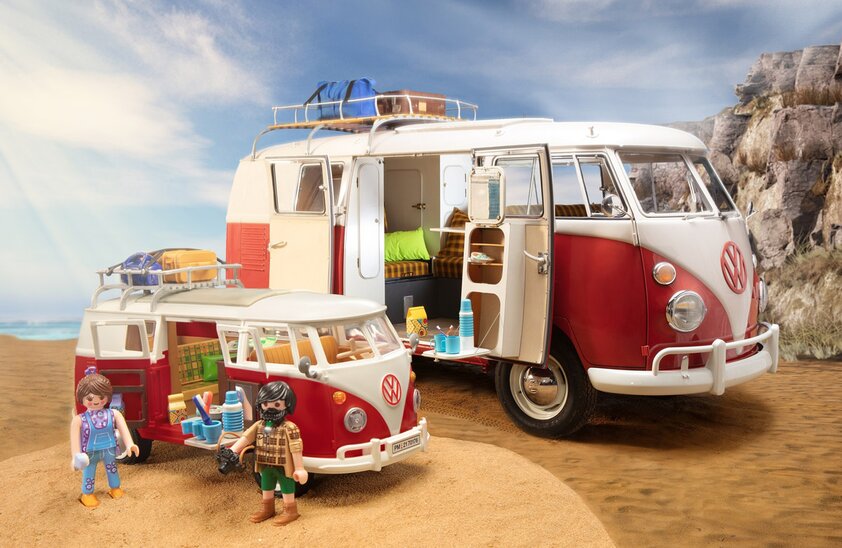 VW T1 Camping Bus von Playmobil und das Original-Vorbild. | © Foto: Auto-Medienportal.Net/Volkswagen