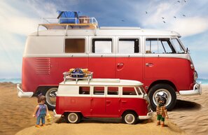 VW T1 Camping Bus von Playmobil und das Original-Vorbild. | © Foto: Auto-Medienportal.Net/Volkswagen