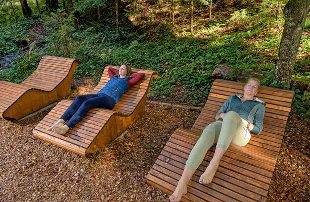 Nach der Wanderung auf dem Skywalk kann man auf den Relaxliegen am Fuß der Anlage entspannen.  Nach der Wanderung auf dem Skywalk kann man auf den Relaxliegen am Fuß der Anlage entspannen. | © Foto: djd/skywalk allgäu