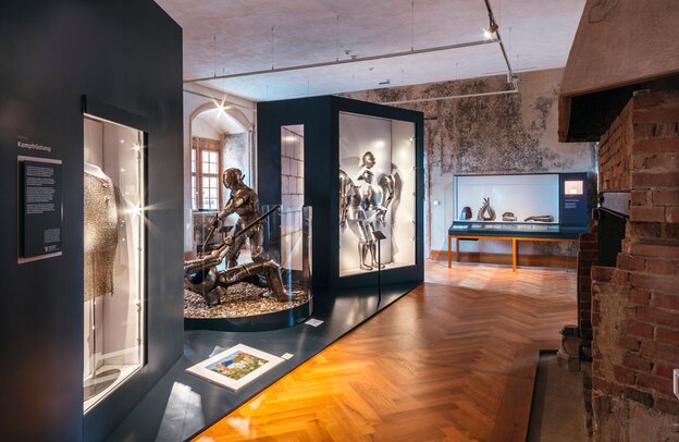 Zu den Hauptexponaten zählt die Inszenierung zweier kämpfender Ritter mit originalen Rüstungen. | © Foto: djd/Deutsches Burgmuseum/Marcus Glahn