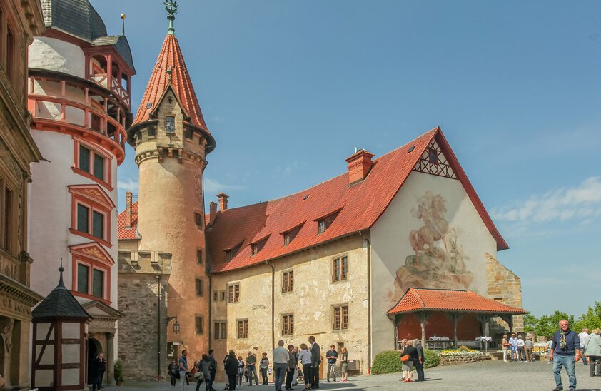 Vom Turm der Veste Heldburg kann man weit ins Land blicken - bis zum Thüringer Wald und dem Frankenwald. | © Foto: djd/Deutsches Burgmuseum/Björn Chilian