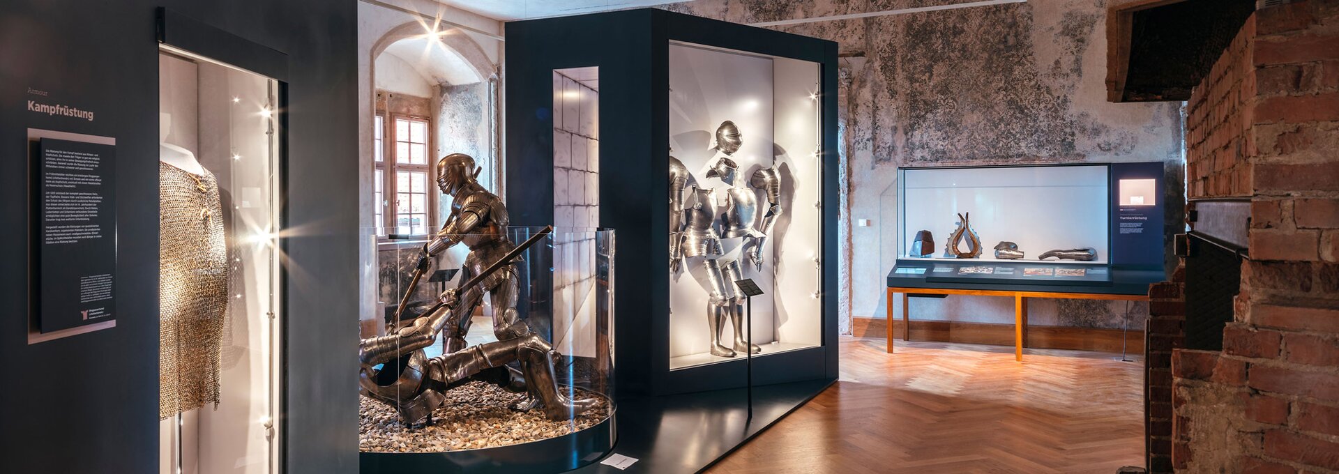 Zu den Hauptexponaten zählt die Inszenierung zweier kämpfender Ritter mit originalen Rüstungen. | © Foto: djd/Deutsches Burgmuseum/Marcus Glahn Zu den Hauptexponaten zählt die Inszenierung zweier kämpfender Ritter mit originalen Rüstungen. | © Foto: djd/Deutsches Burgmuseum/Marcus Glahn